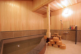 総檜造りの大浴場